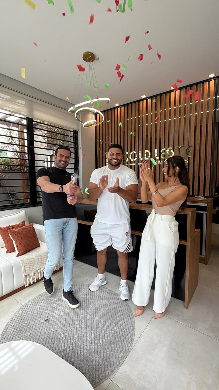 Clientes Gold Leste celebrando a conquista do imóvel