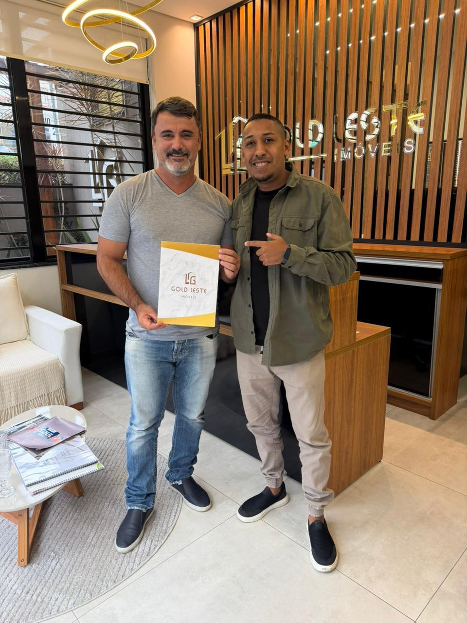 Clientes Gold Leste celebrando a conquista do imóvel