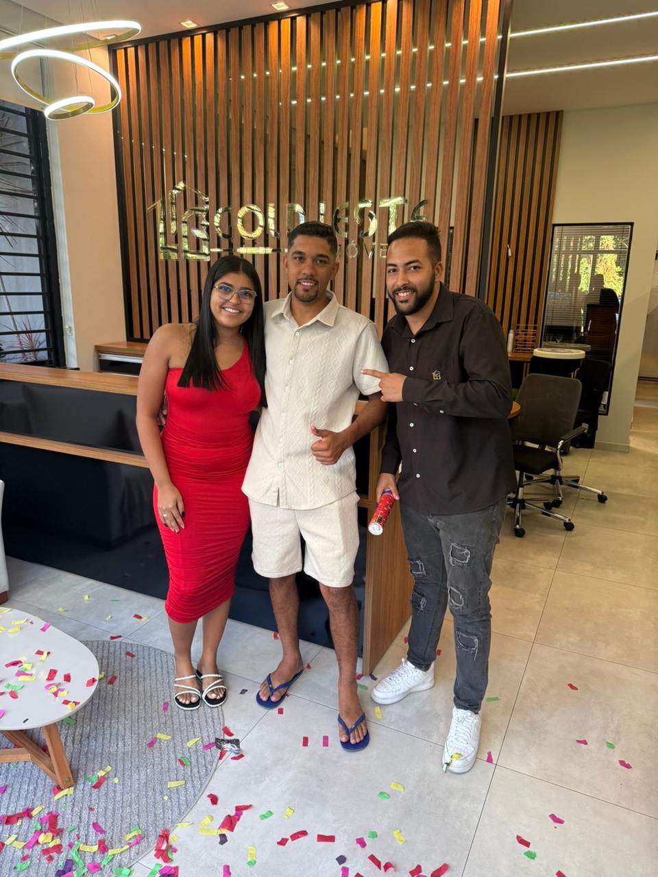 Clientes Gold Leste celebrando a conquista do imóvel