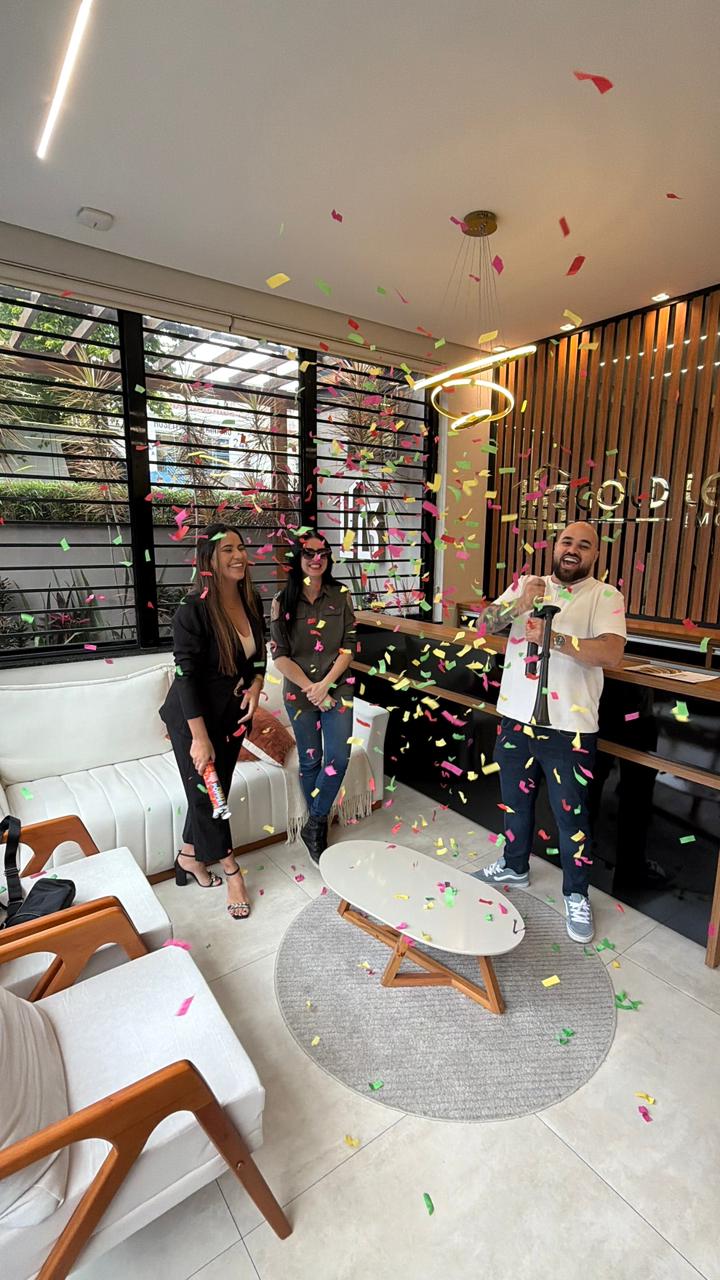 Clientes Gold Leste celebrando a conquista do imóvel