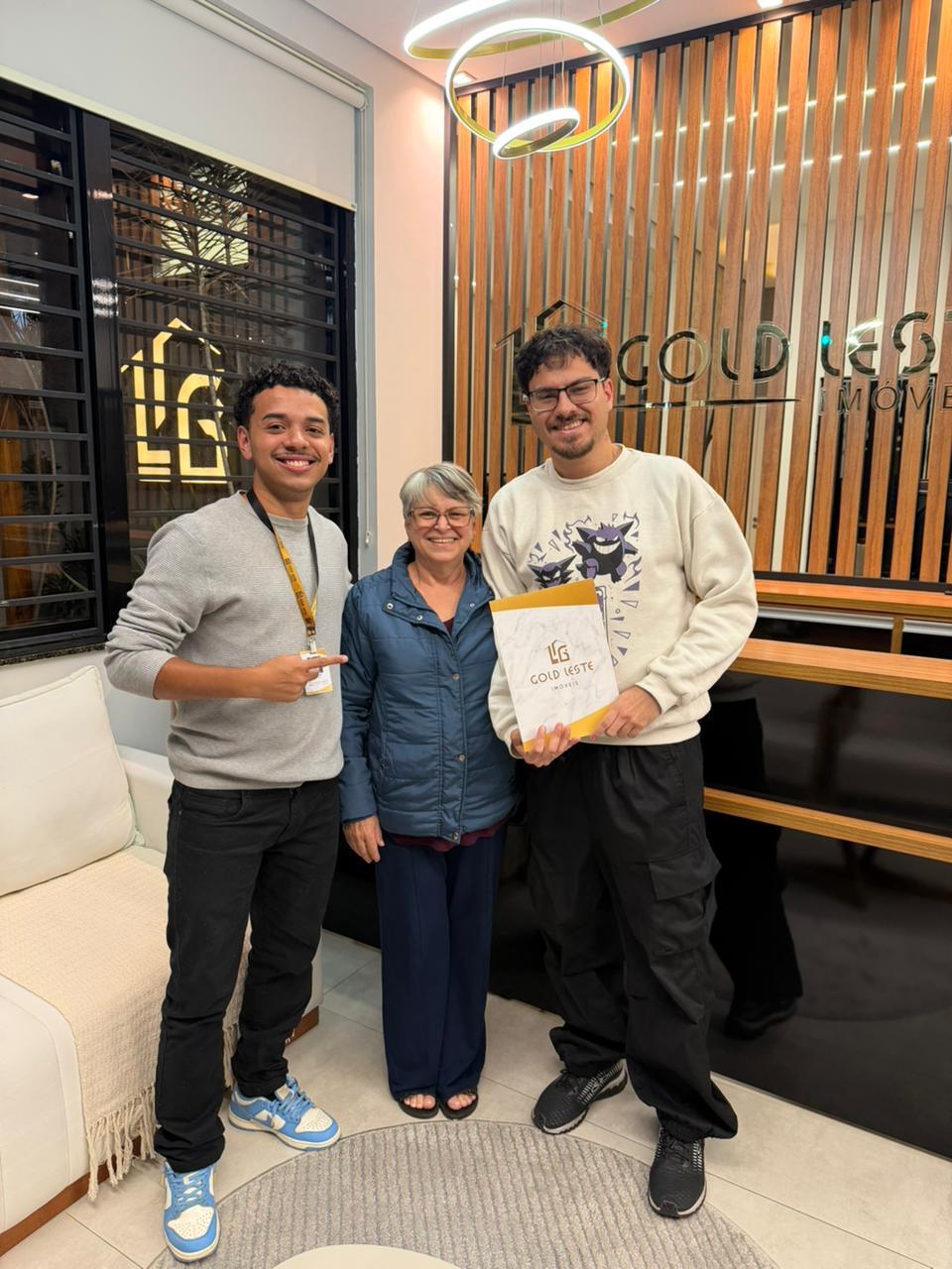 Clientes Gold Leste celebrando a conquista do imóvel