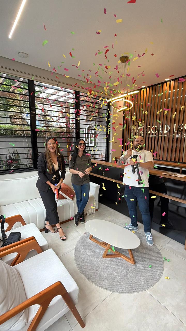 Clientes Gold Leste celebrando a conquista do imóvel