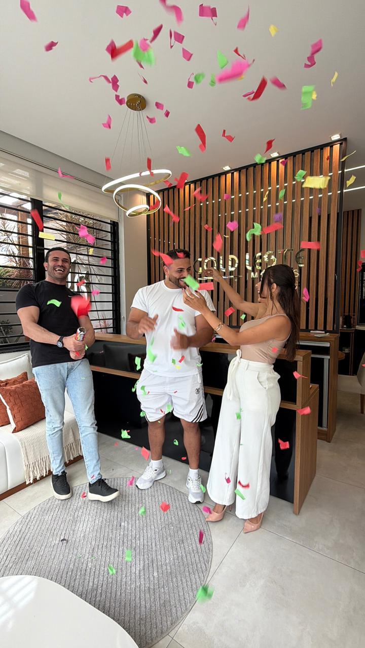 Clientes Gold Leste celebrando a conquista do imóvel
