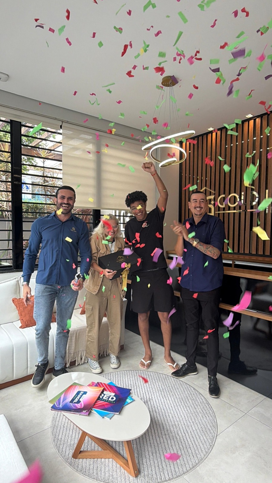 Clientes Gold Leste celebrando a conquista do imóvel