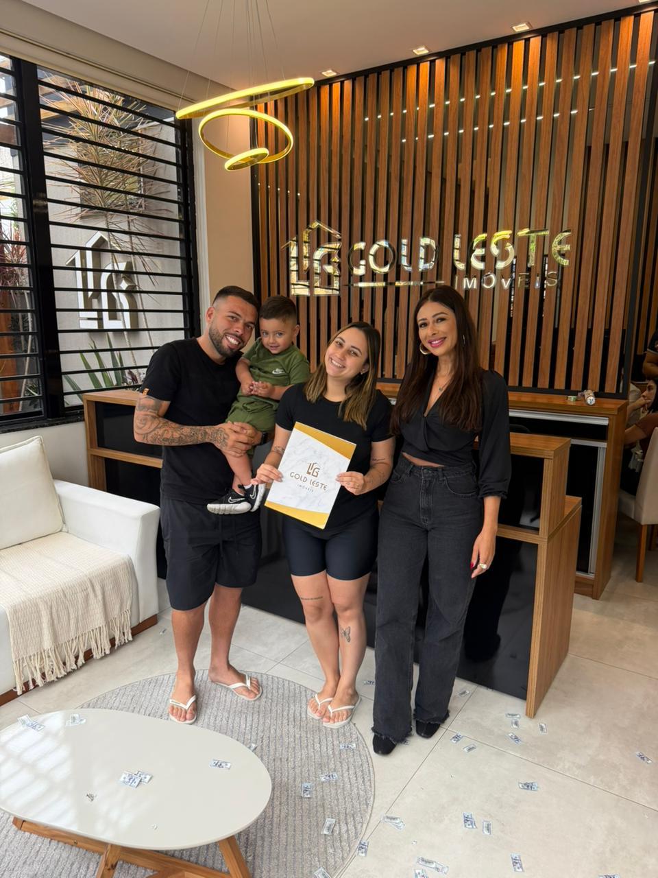 Clientes Gold Leste celebrando a conquista do imóvel